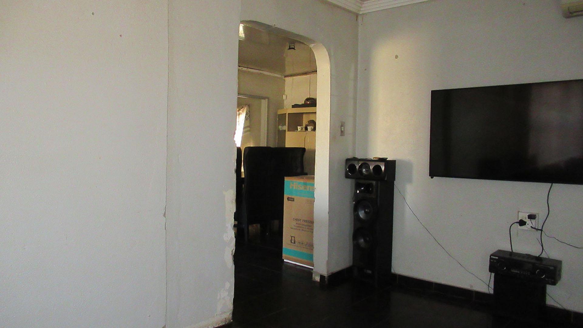 Lounges - 20 square meters of property in Palm Ridge