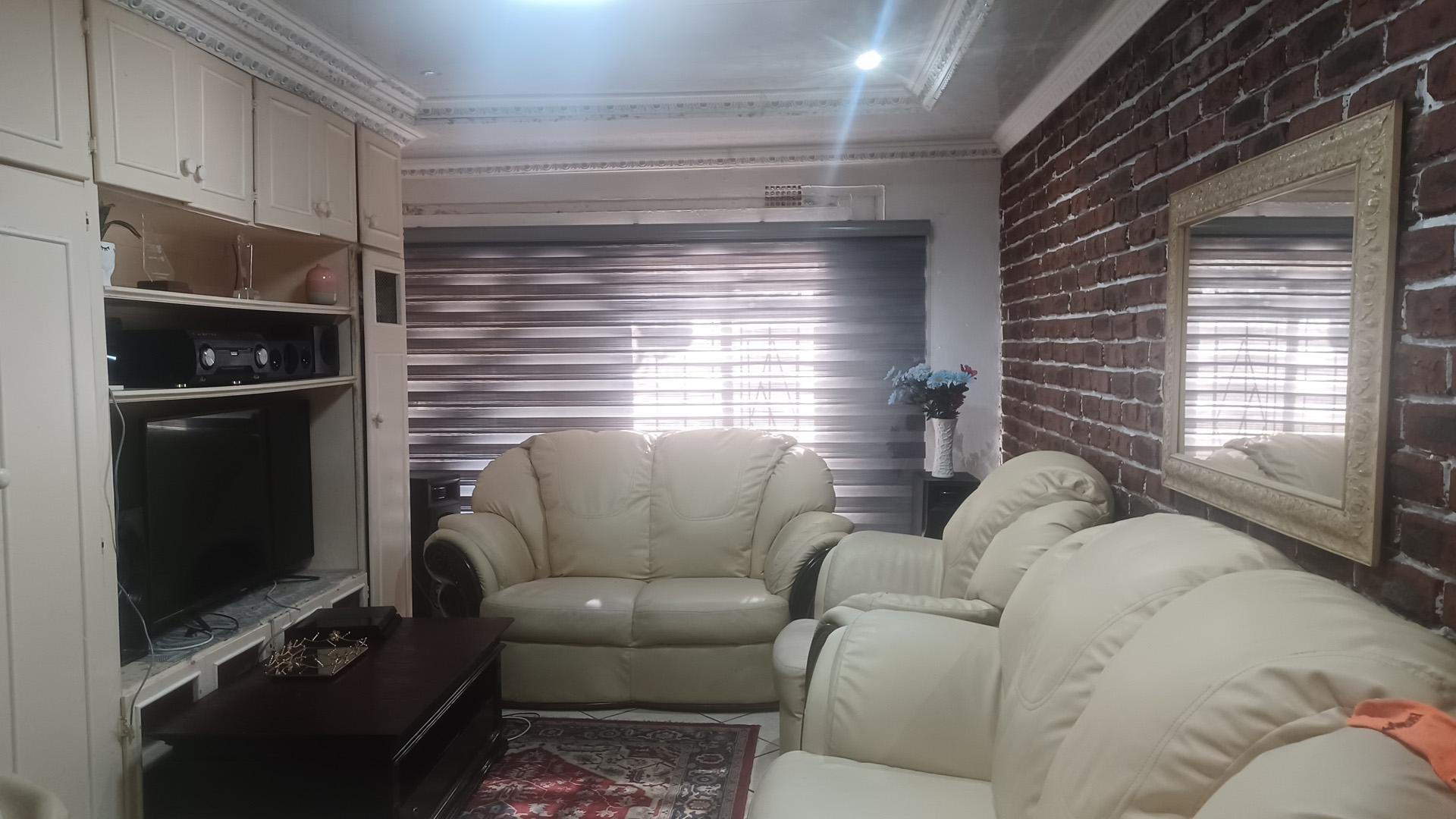 Lounges of property in Bedelia