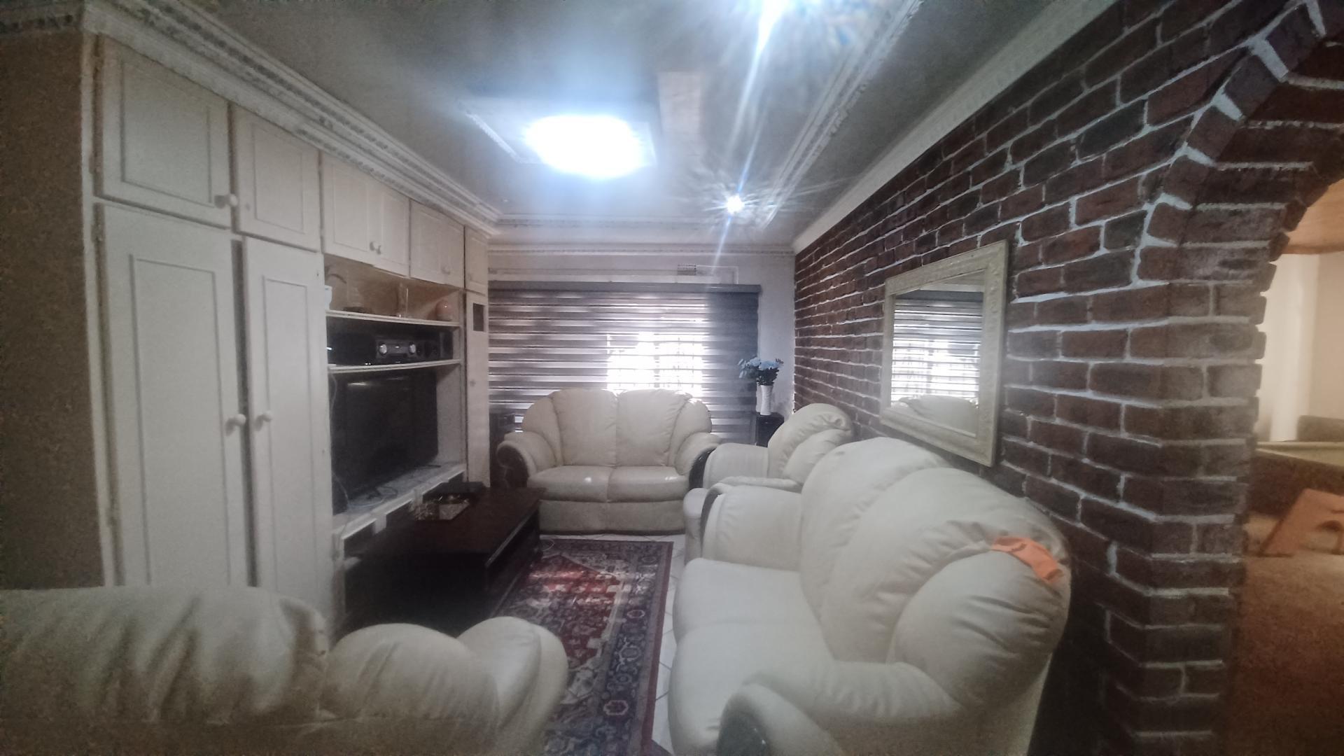 Lounges of property in Bedelia