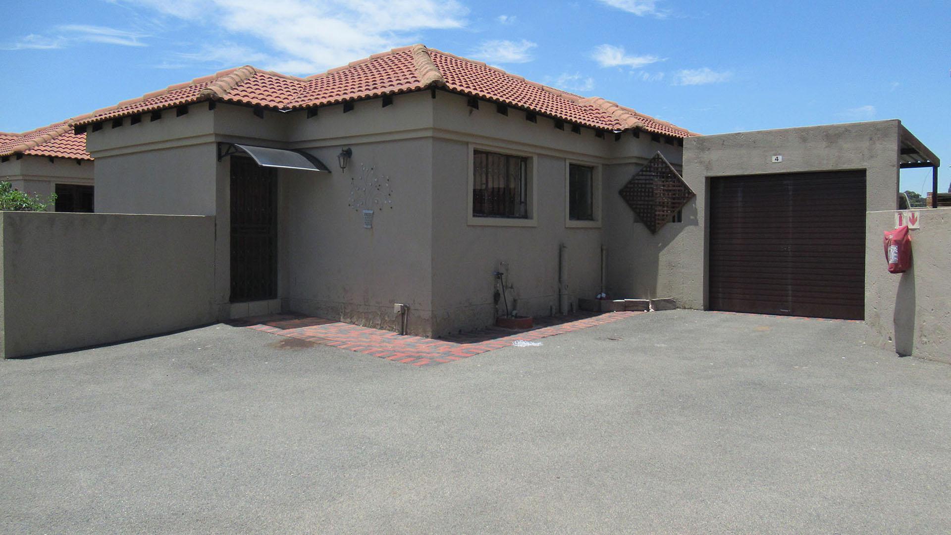 Front View of property in Greenhills