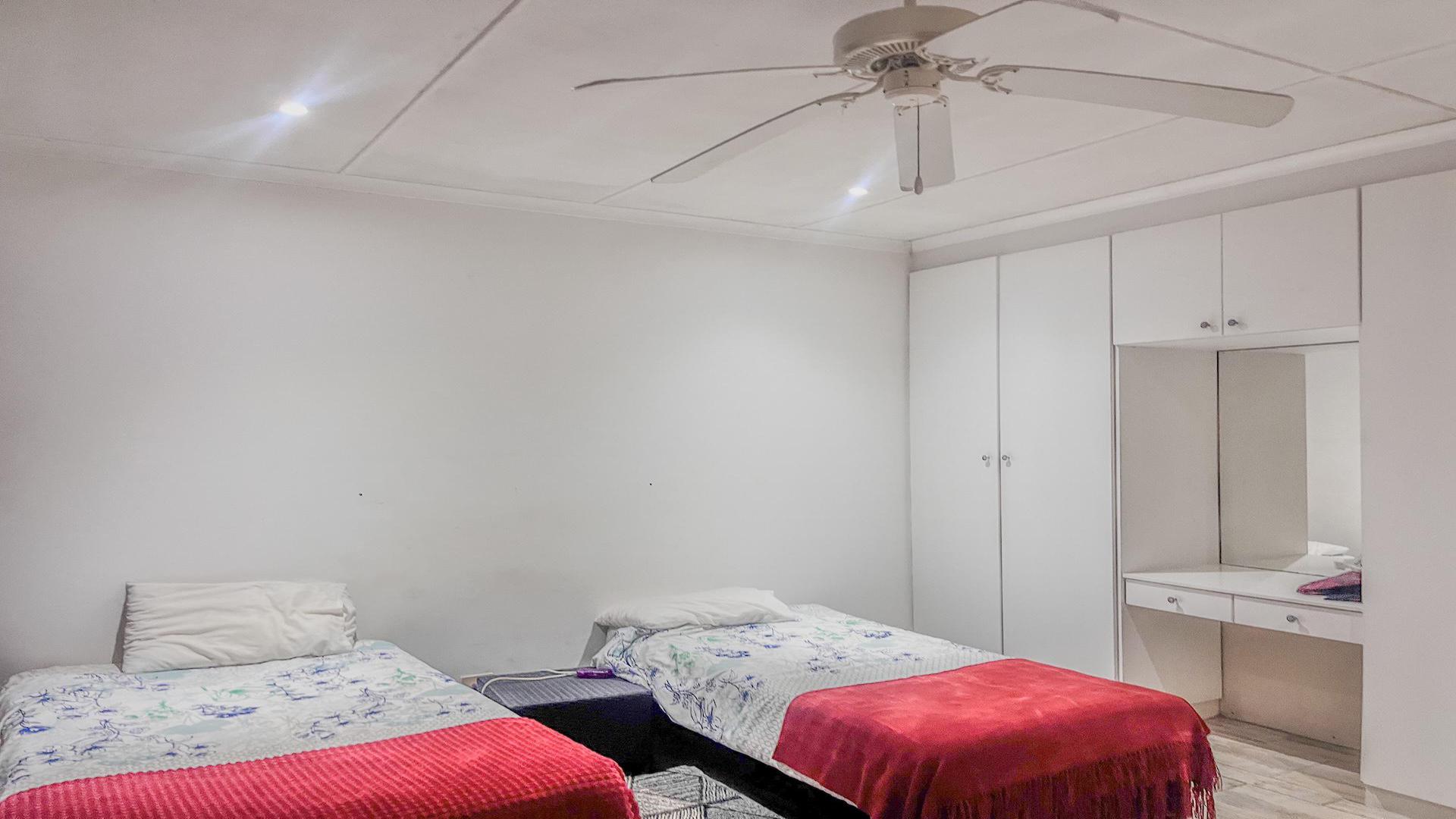 Bed Room 2 of property in Beacon Bay North