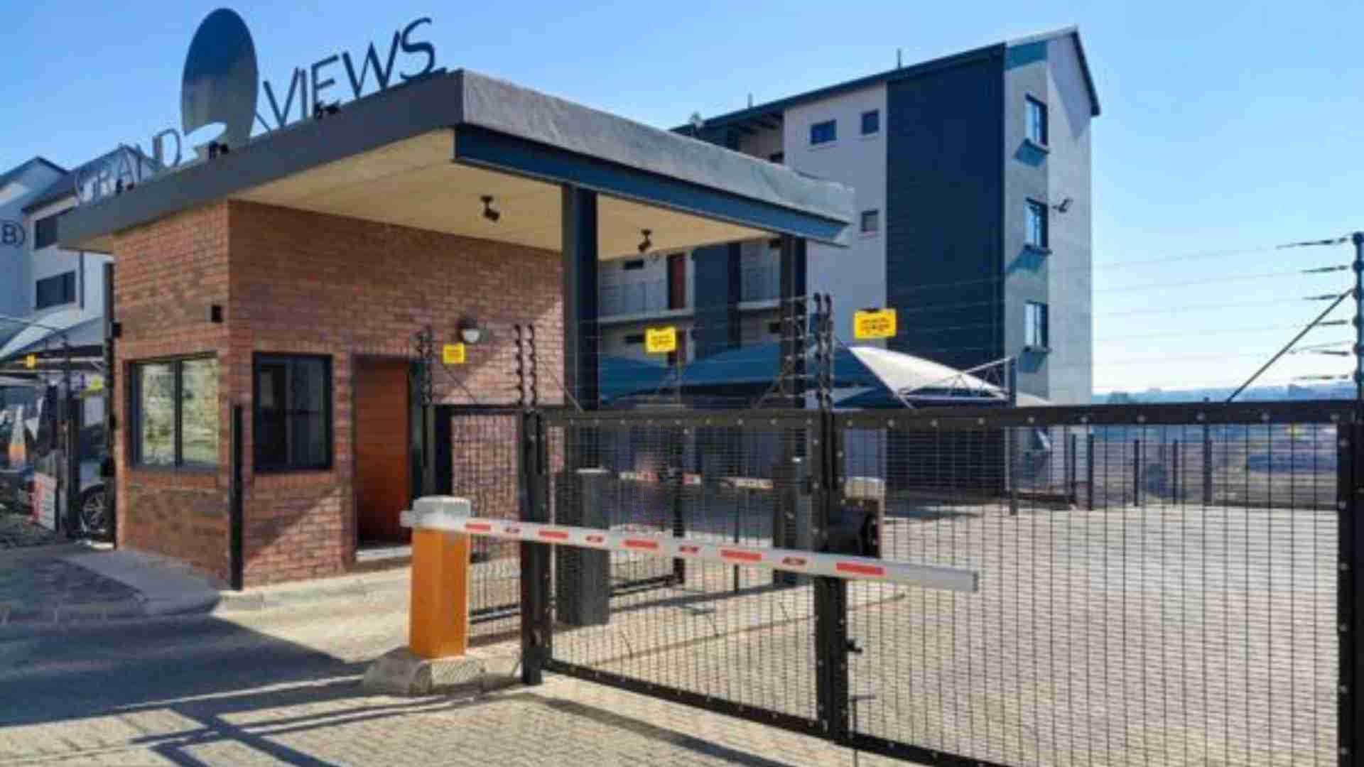 Front View of property in Fleurhof