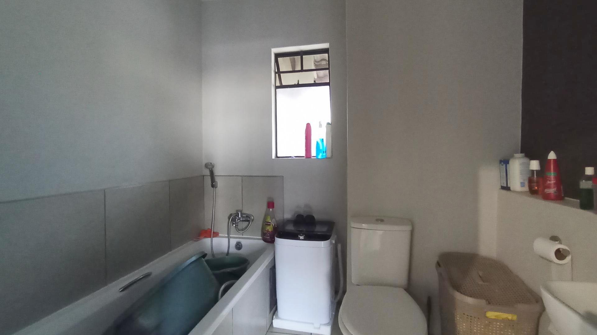 Bathroom 1 - 5 square meters of property in Fleurhof