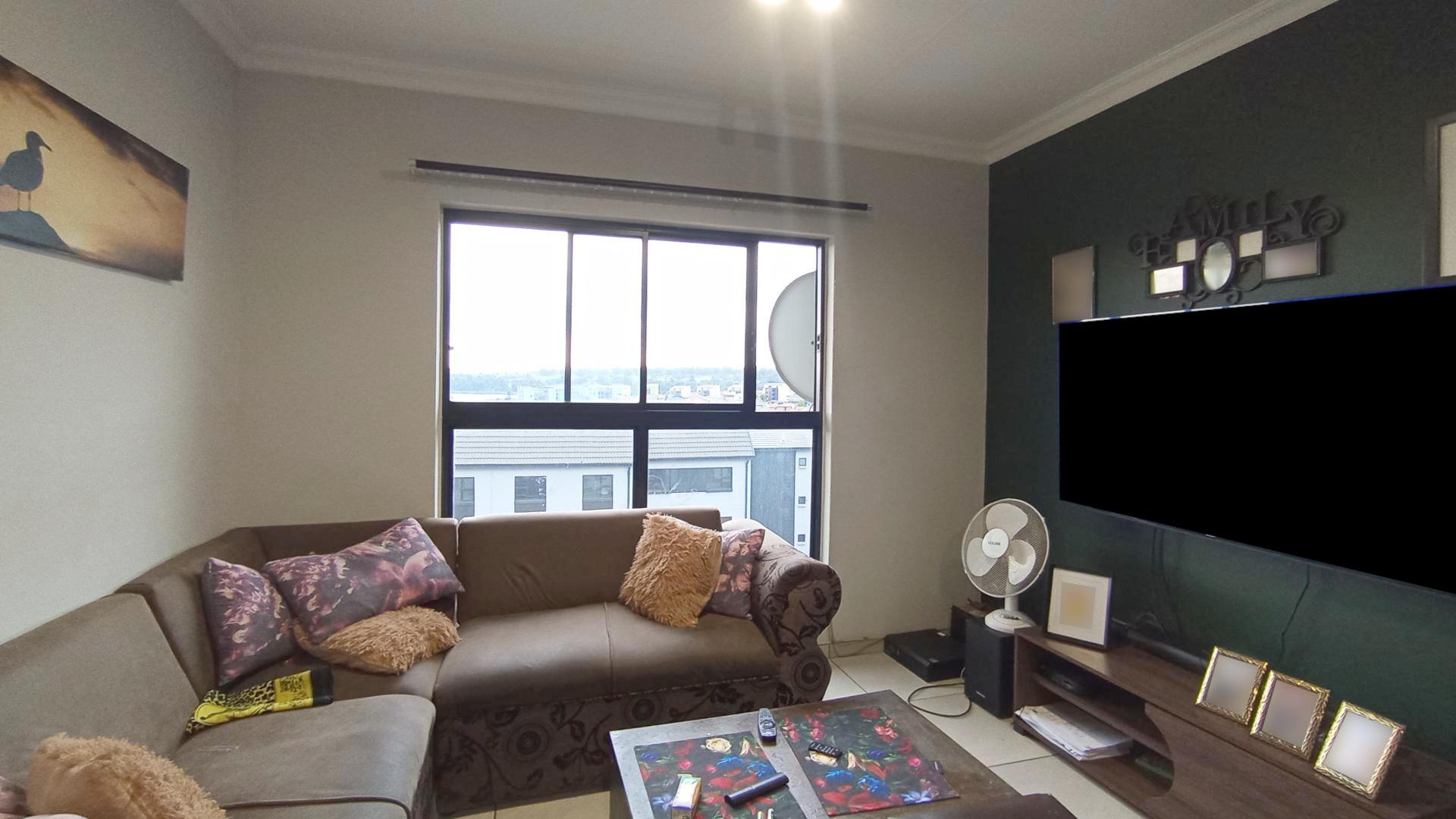 Lounges - 13 square meters of property in Fleurhof