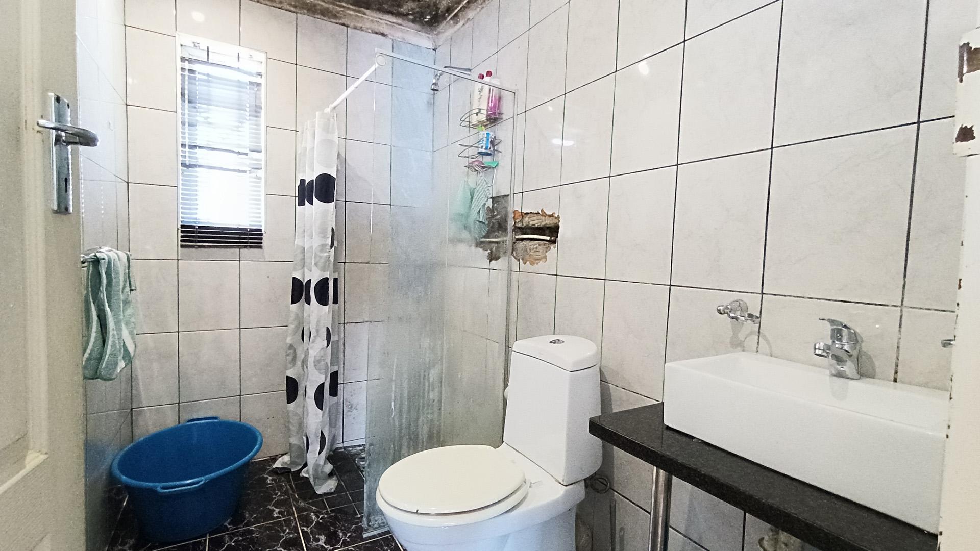 Bathroom 1 - 4 square meters of property in Electric City
