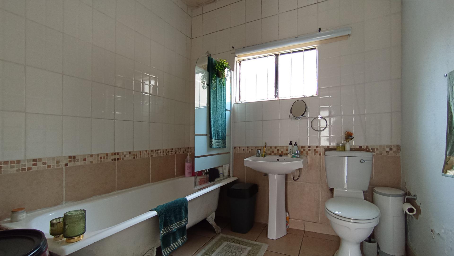 Bathroom 1 - 18 square meters of property in Brixton