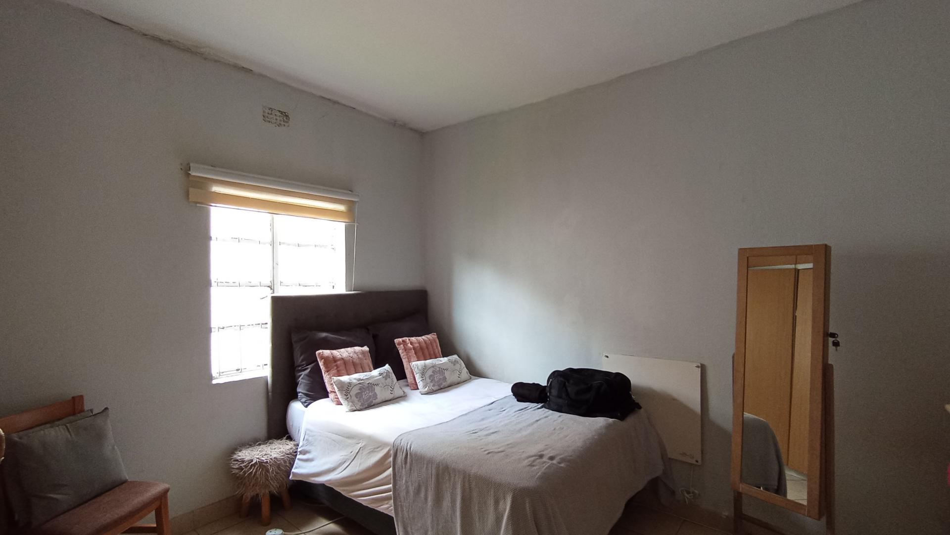 Bed Room 2 - 38 square meters of property in Brixton