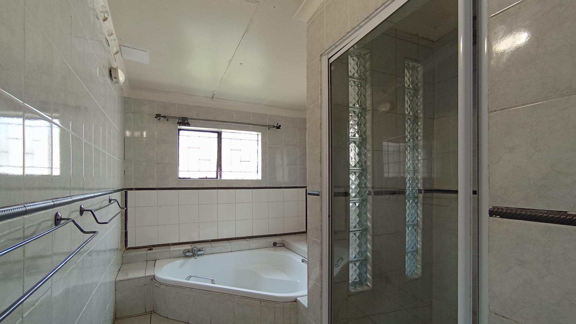 Bathroom 1 - 18 square meters of property in Brixton