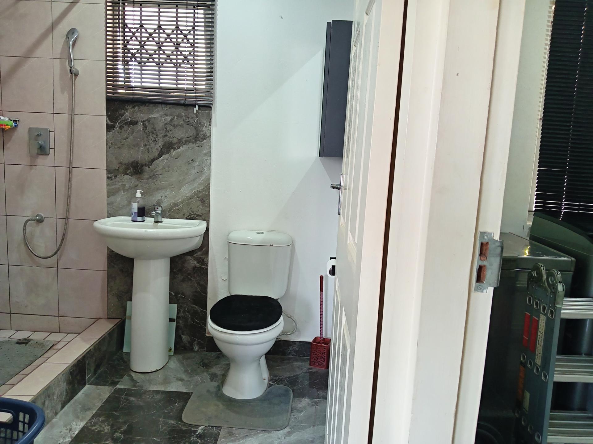 Main Bathroom of property in Chatsworth - KZN