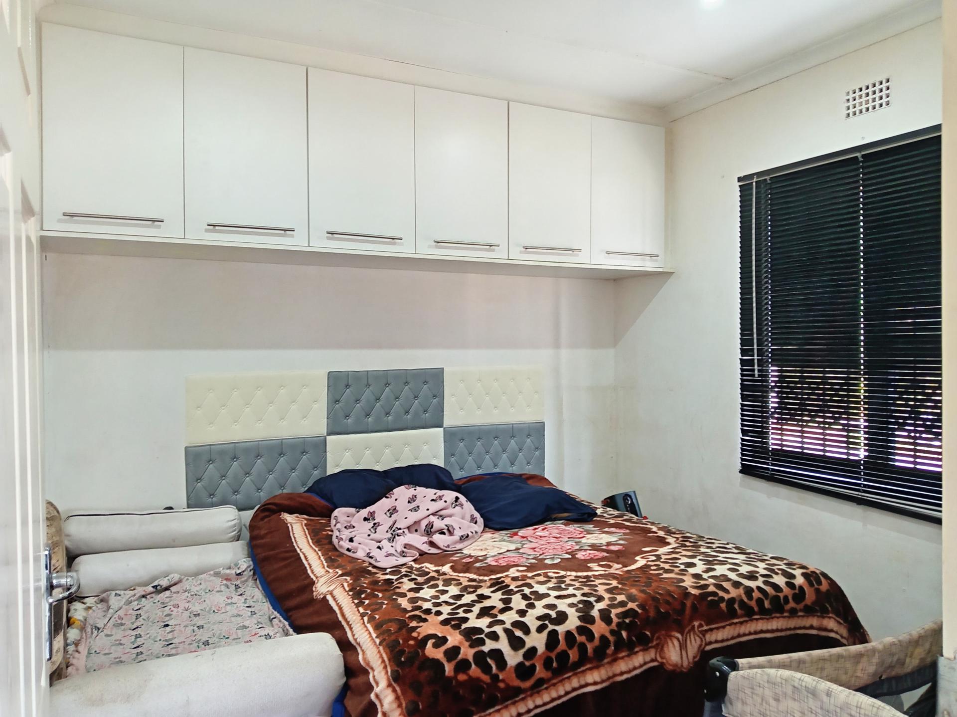 Main Bedroom of property in Chatsworth - KZN