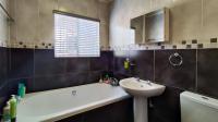 Main Bathroom - 5 square meters of property in Parkrand