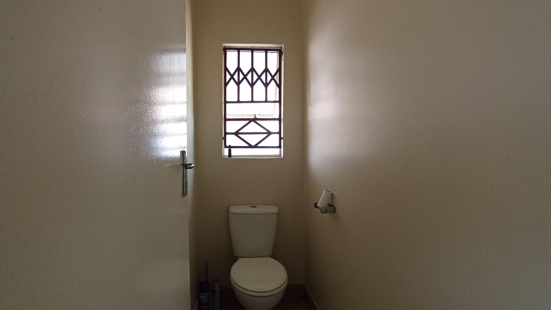 Bathroom 1 - 7 square meters of property in Kirkney