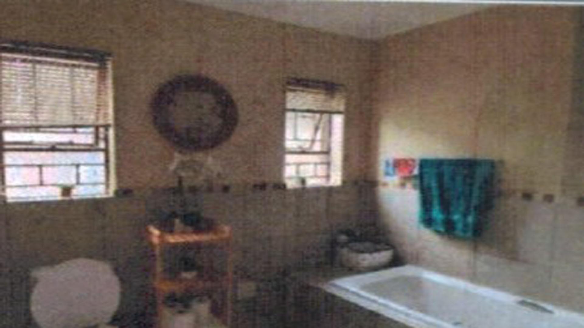 Bathroom 1 of property in Kosmosdal