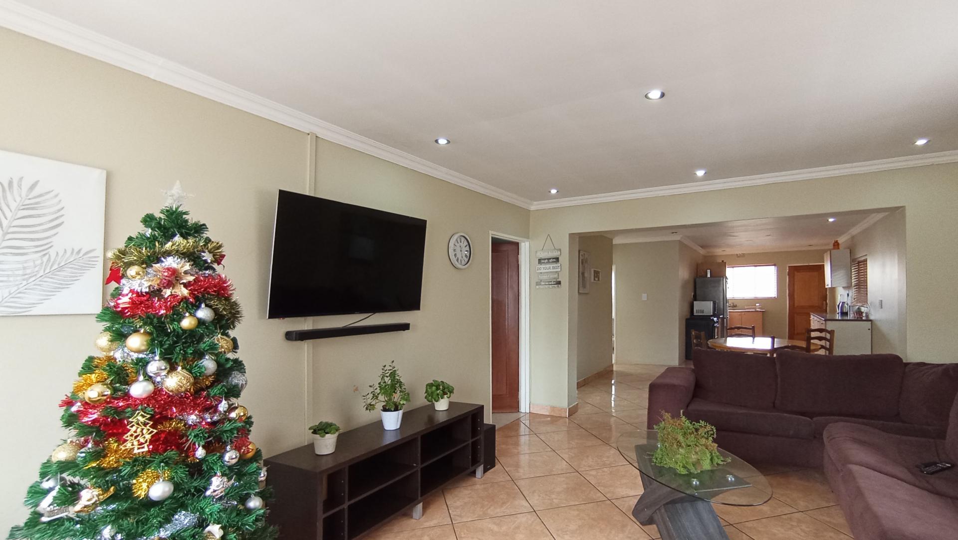 Lounges - 22 square meters of property in Riverlea - JHB