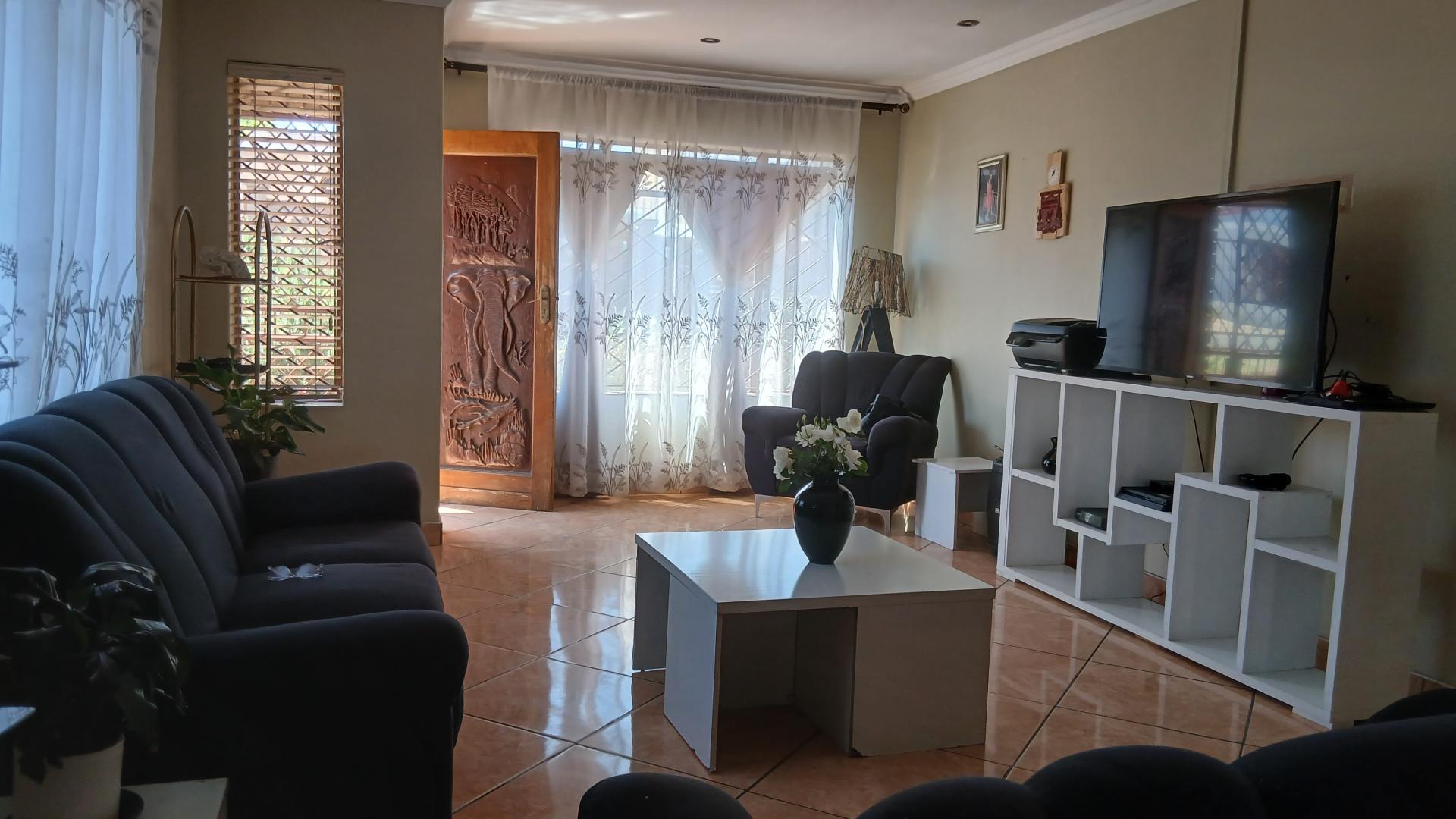 Lounges - 22 square meters of property in Riverlea - JHB