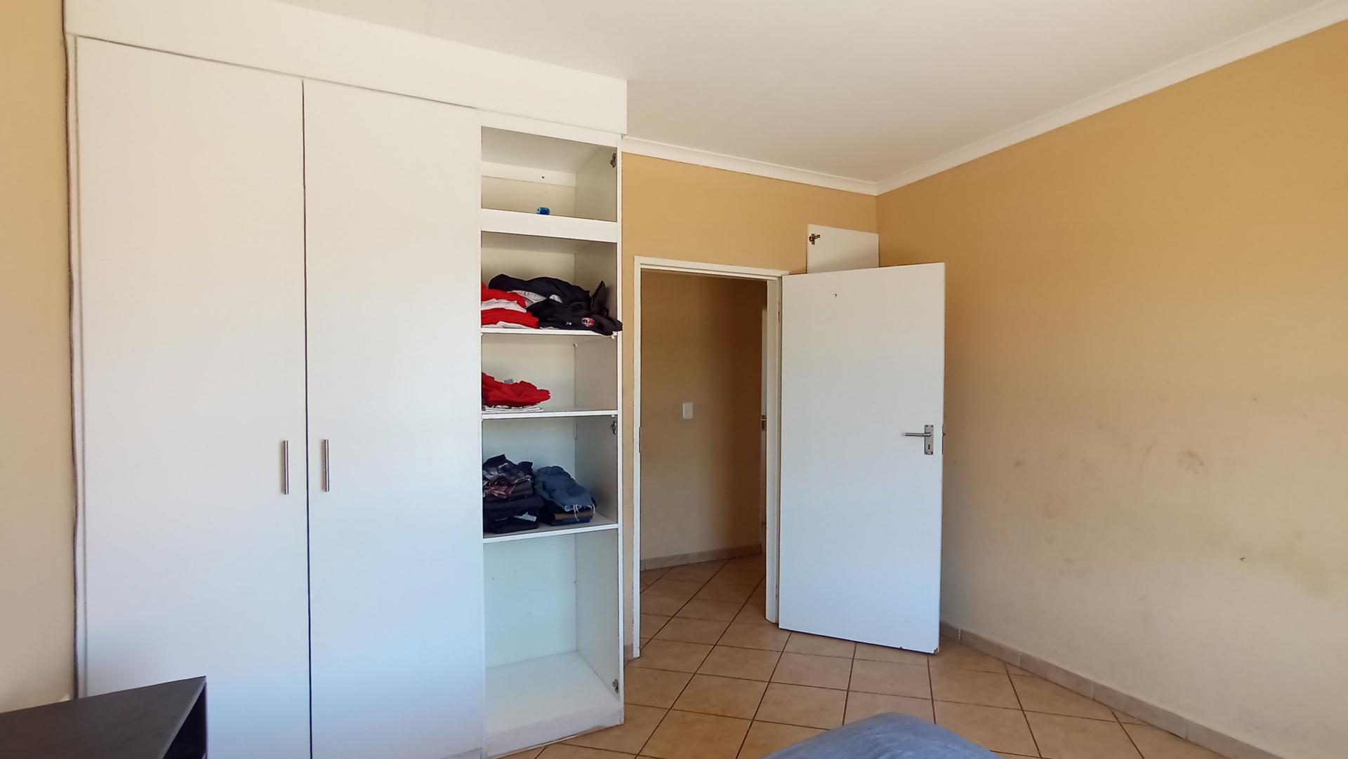 Bed Room 1 - 11 square meters of property in Blue Hills