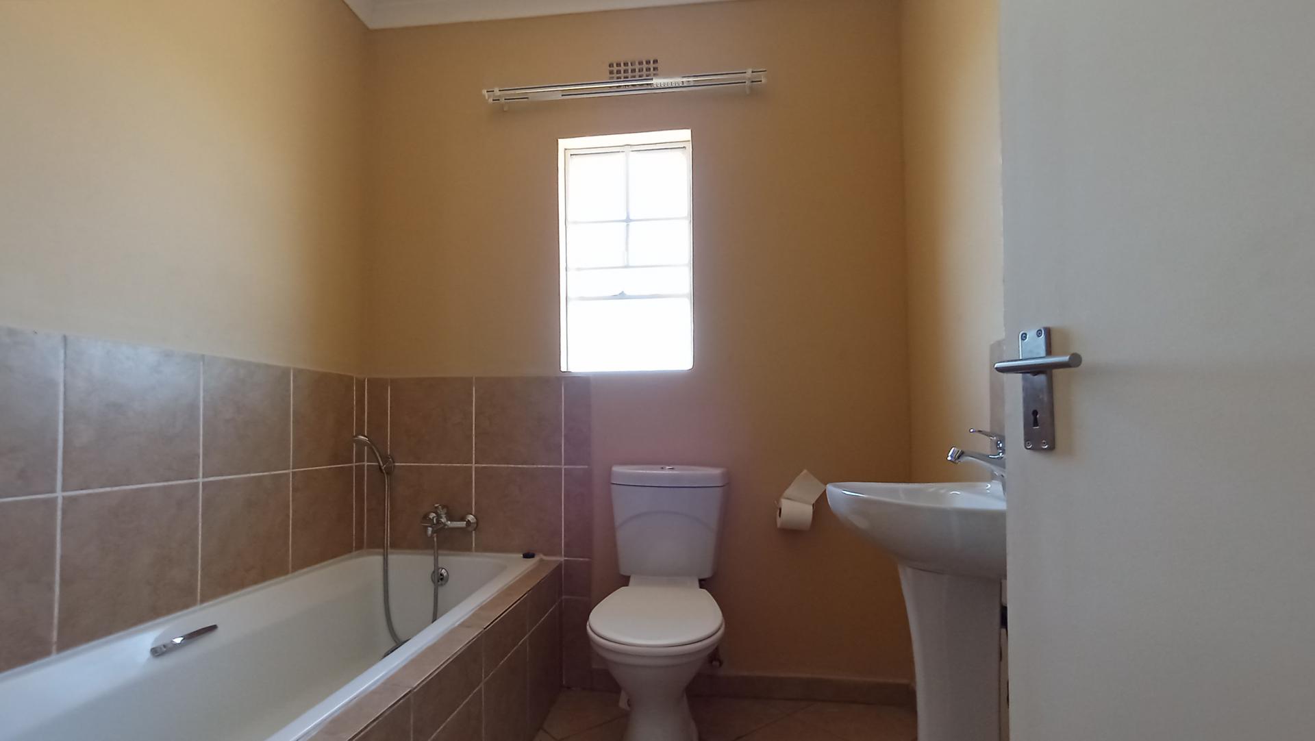 Bathroom 1 - 5 square meters of property in Blue Hills