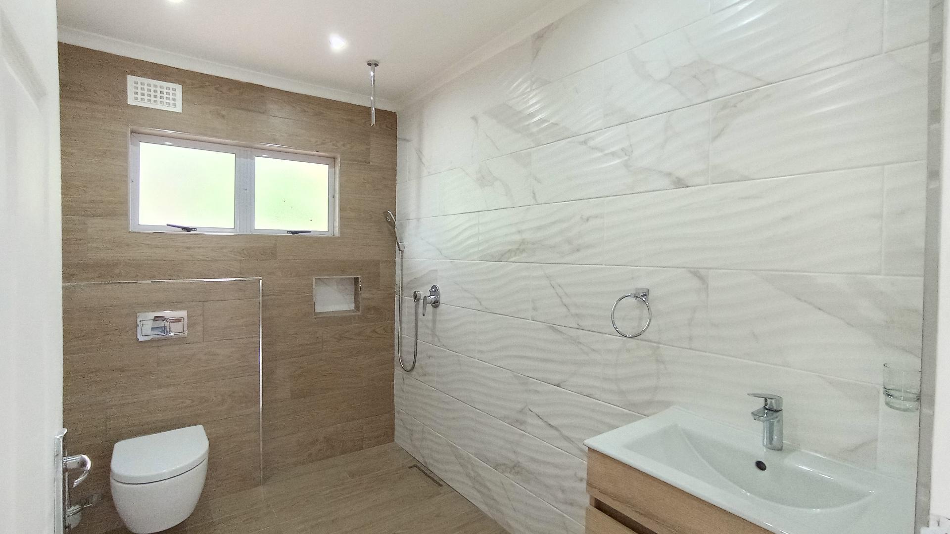 Bathroom 1 - 6 square meters of property in Avoca