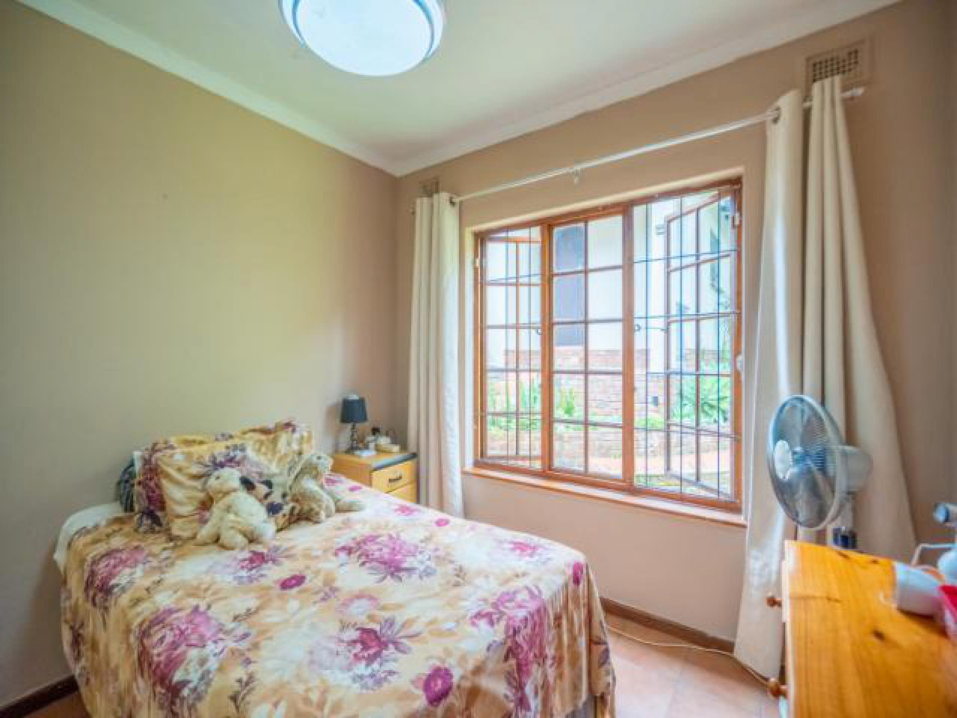 Bed Room 1 of property in Kloof 