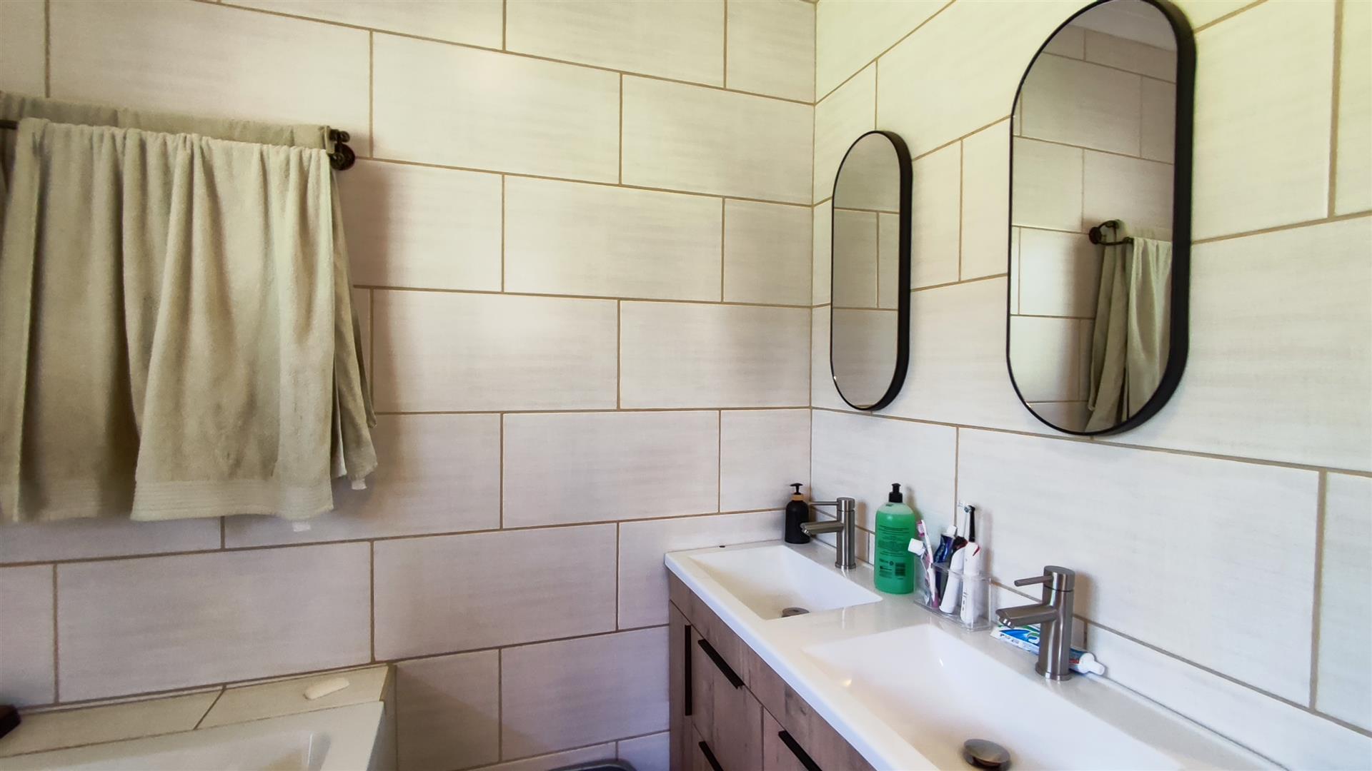 Main Bathroom - 11 square meters of property in Ferryvale