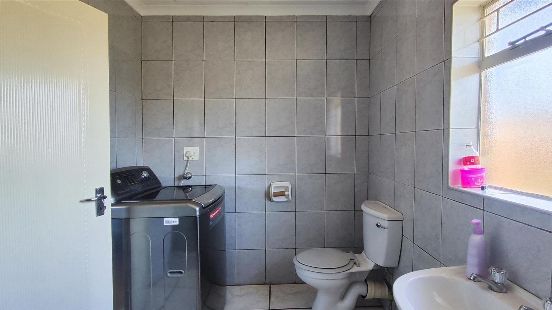 Bathroom 1 - 12 square meters of property in Ferryvale