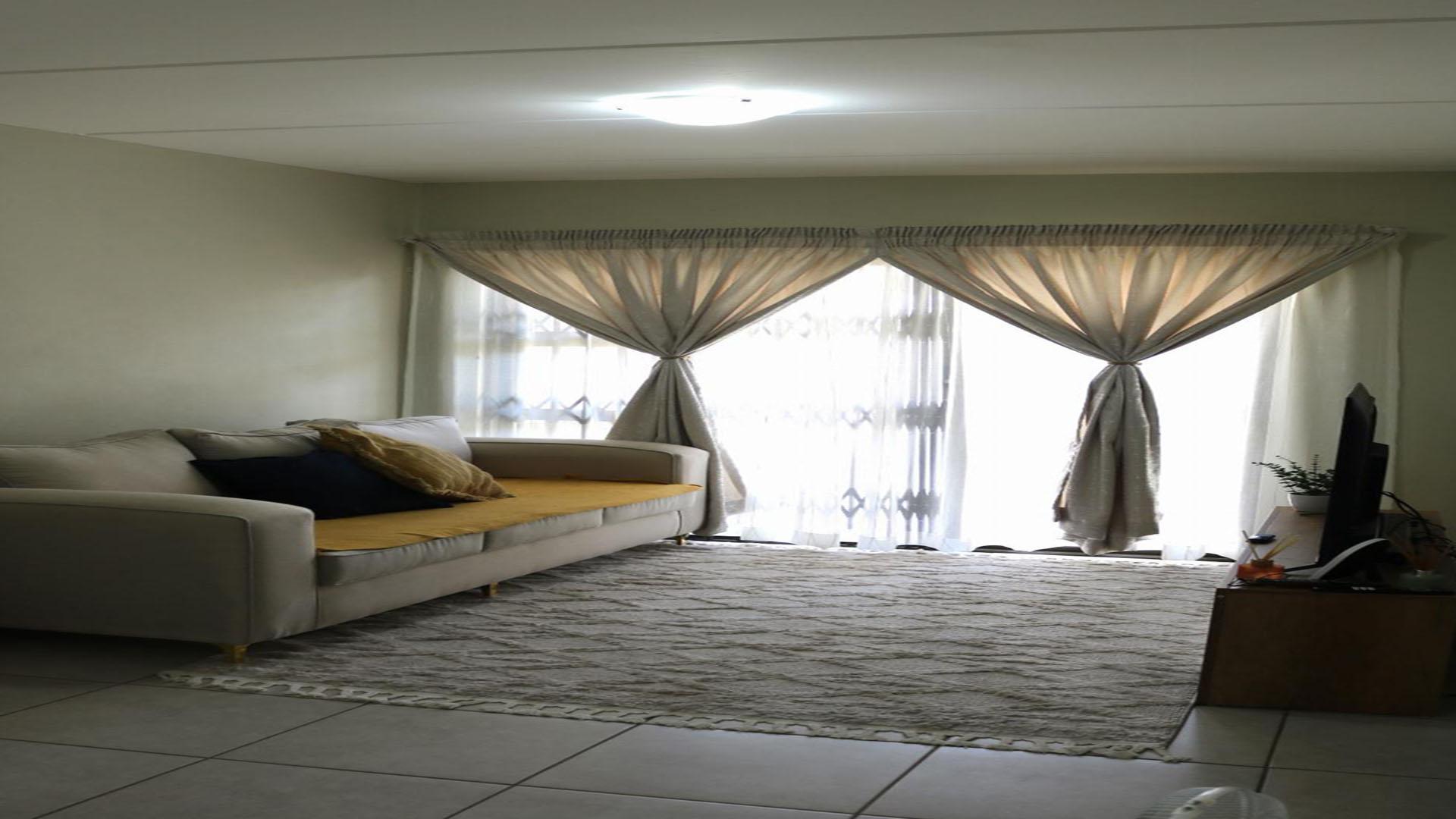 Lounges of property in Benoni AH