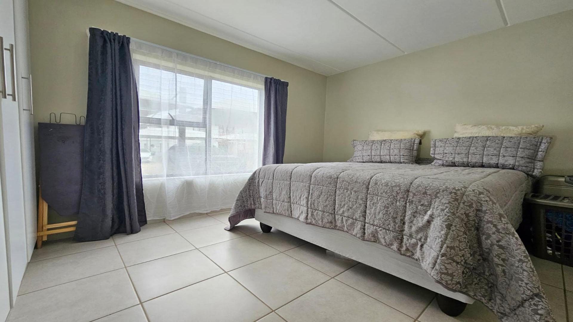 Bed Room 1 of property in Benoni
