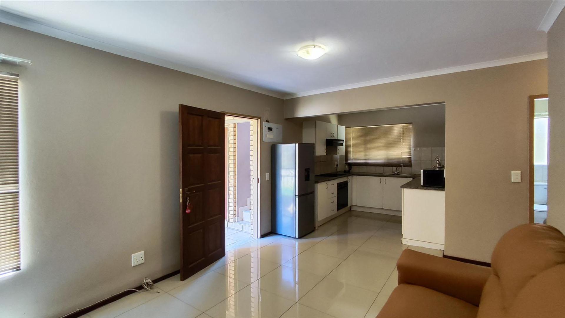 Lounges - 17 square meters of property in Sylviavale AH