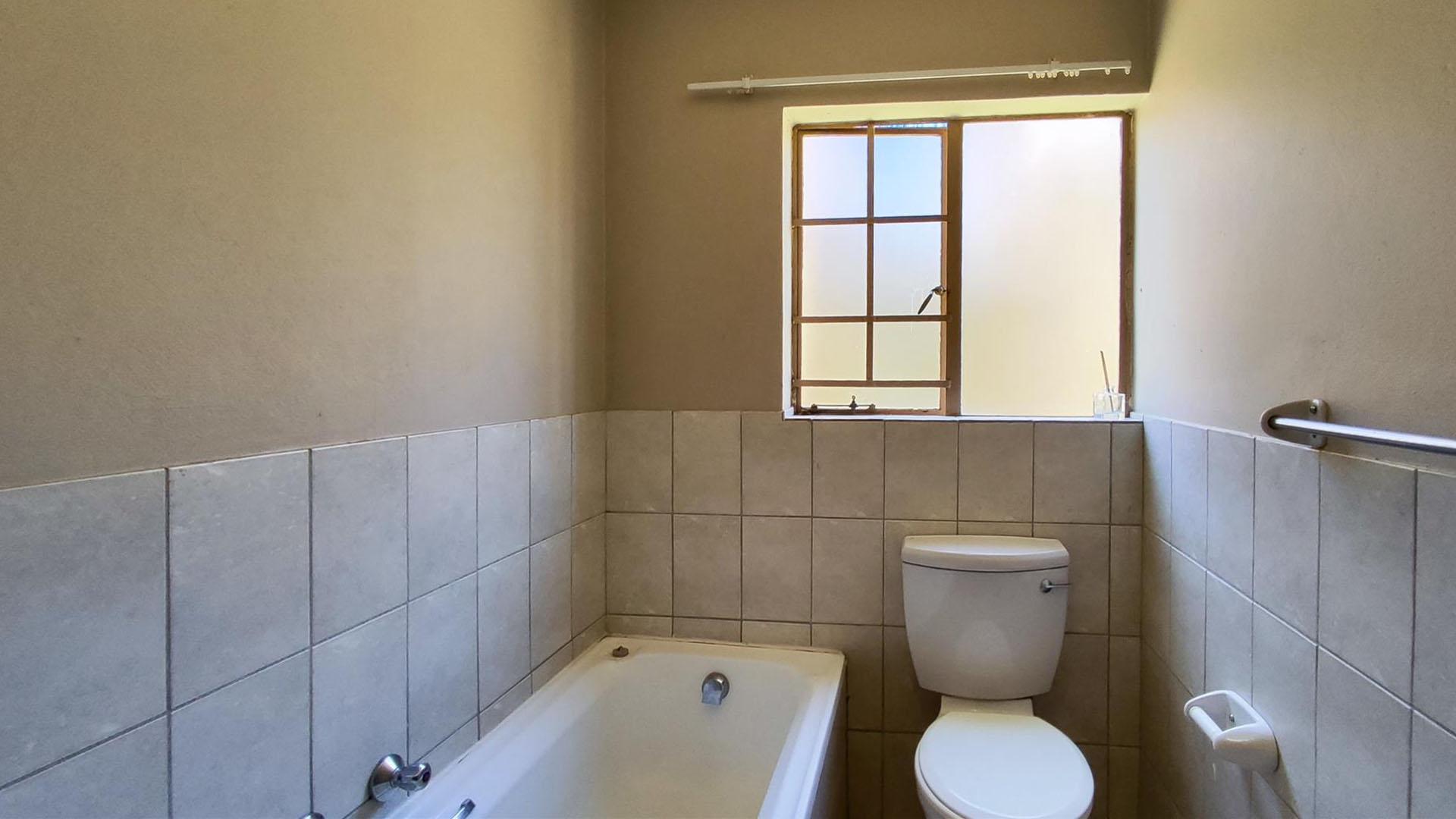 Bathroom 1 - 5 square meters of property in Sylviavale AH