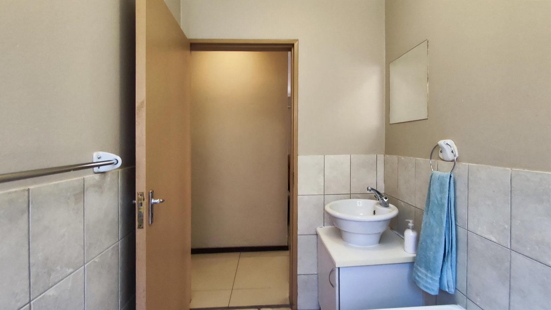 Bathroom 1 - 5 square meters of property in Sylviavale AH