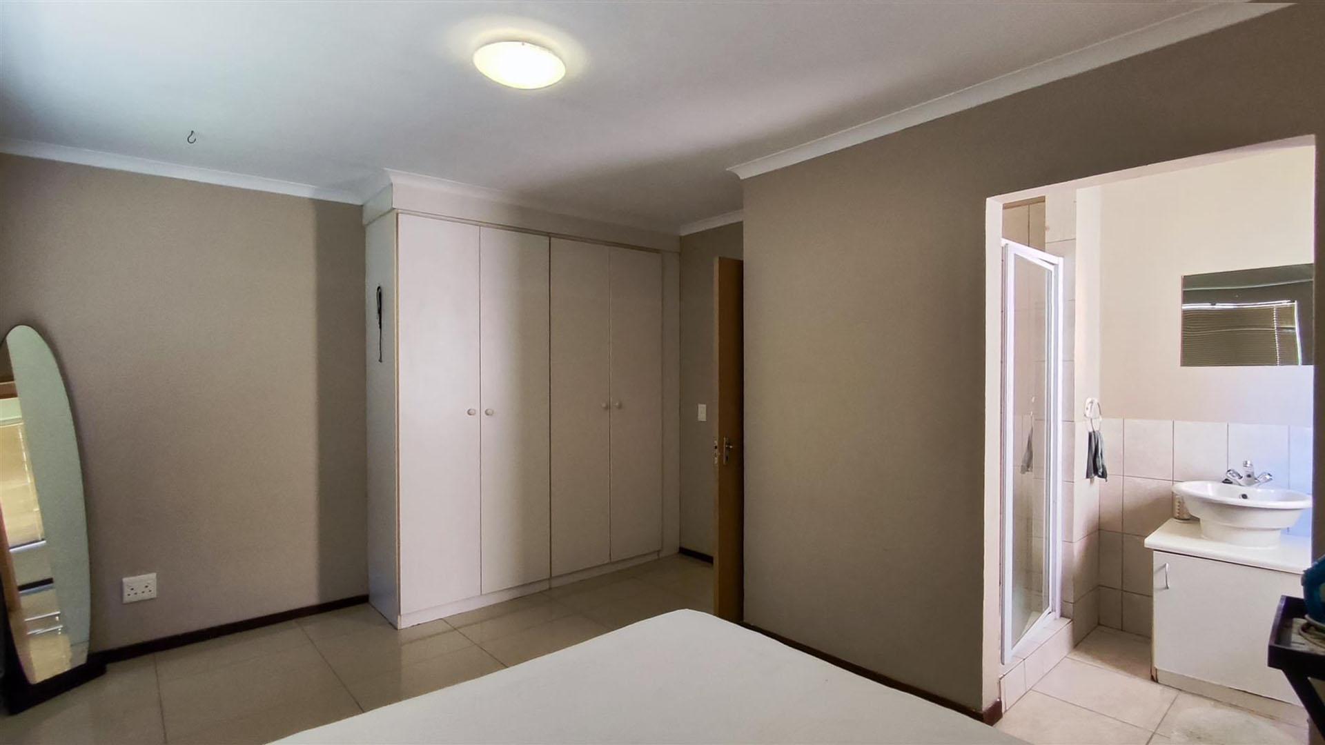 Main Bedroom - 17 square meters of property in Sylviavale AH