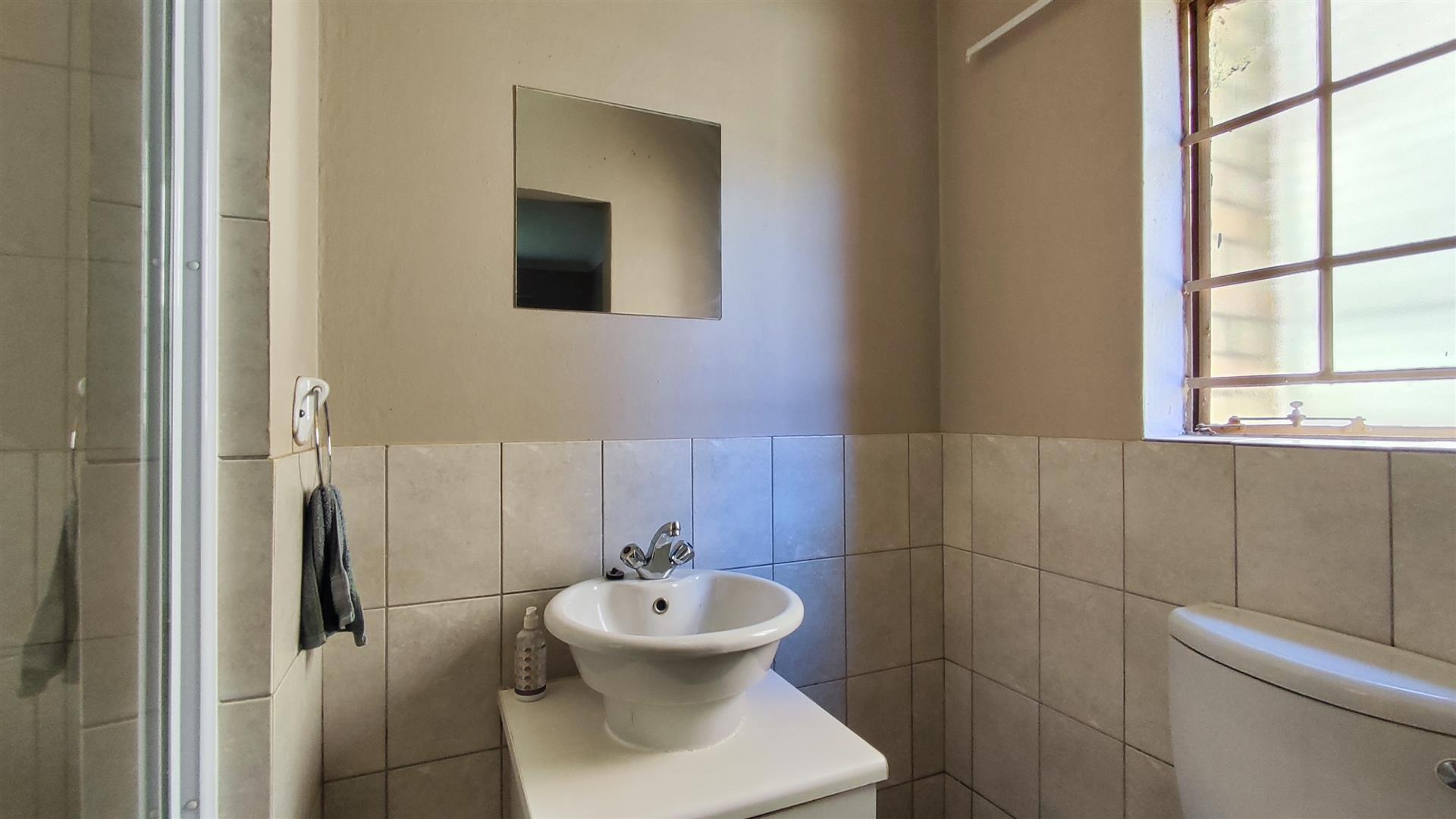 Main Bathroom - 4 square meters of property in Sylviavale AH
