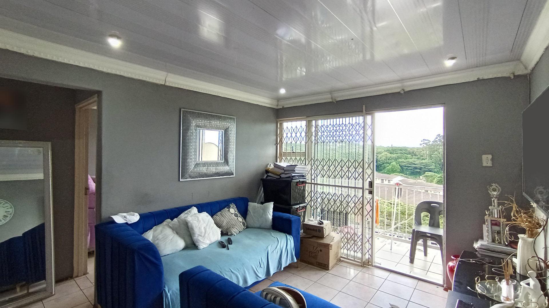 Lounges - 13 square meters of property in Montclair (Dbn)