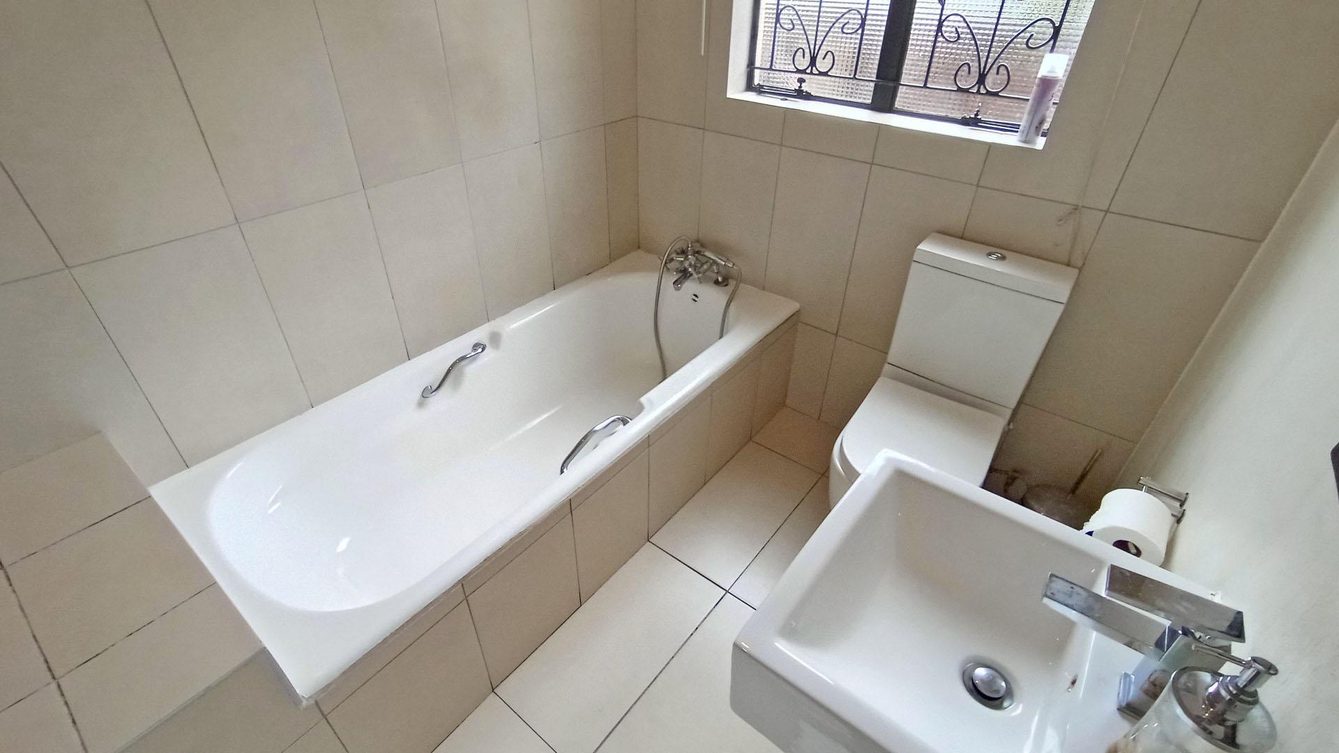 Bathroom 2 - 9 square meters of property in Umgeni Park