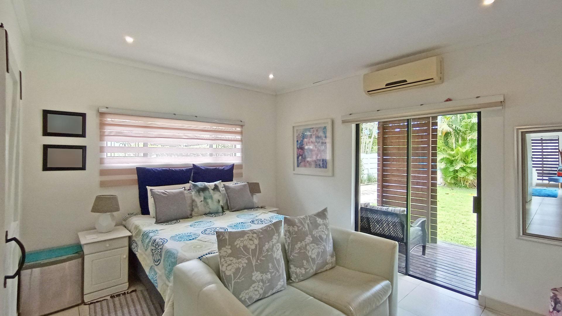 Main Bedroom - 25 square meters of property in Umgeni Park