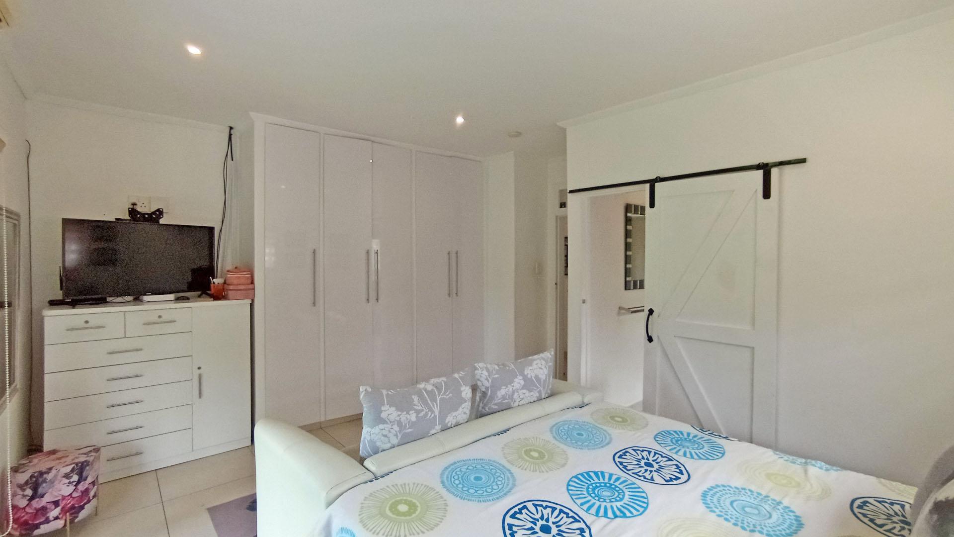 Main Bedroom - 25 square meters of property in Umgeni Park