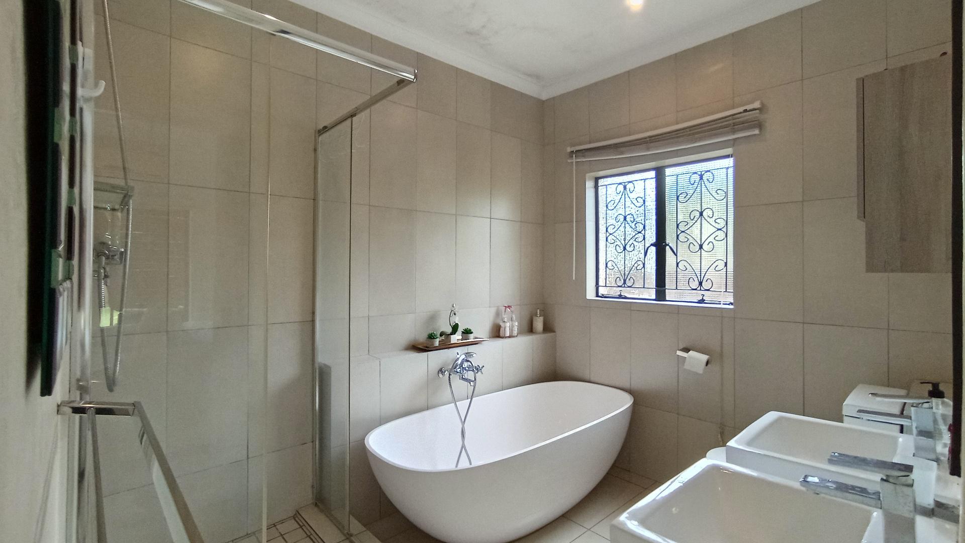 Main Bathroom - 8 square meters of property in Umgeni Park