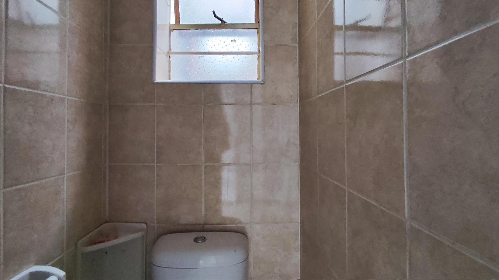 Bathroom 1 - 9 square meters of property in Benoni