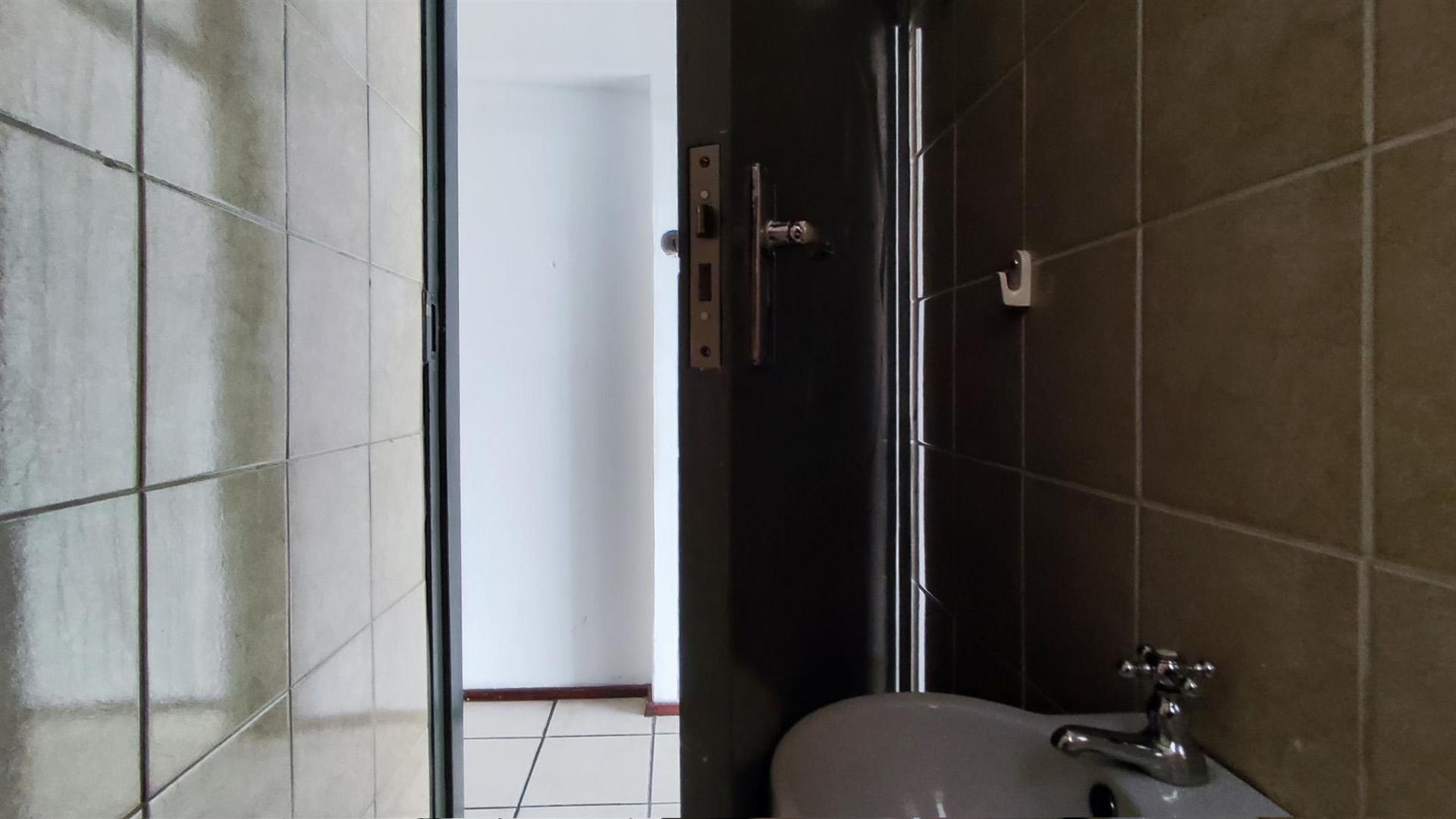 Bathroom 1 - 9 square meters of property in Benoni