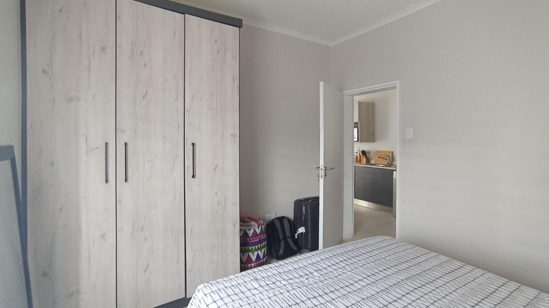 Bed Room 1 - 12 square meters of property in Erand Gardens