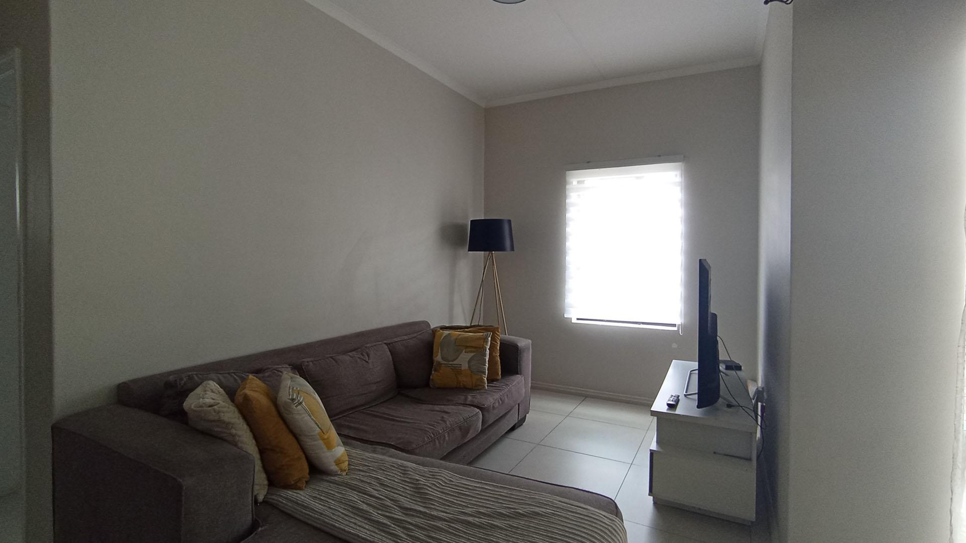 Lounges - 9 square meters of property in Erand Gardens