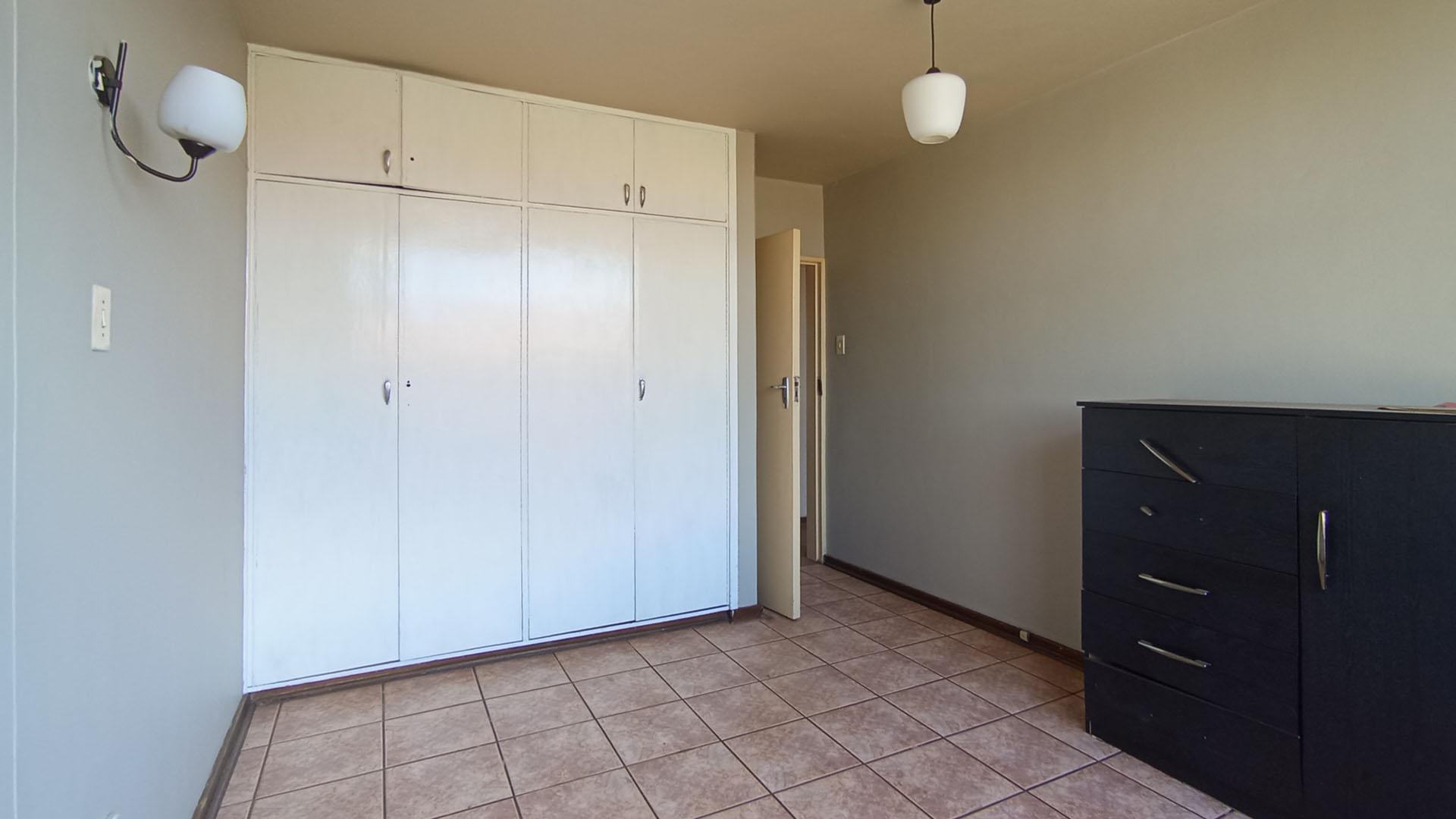 Bed Room 1 - 16 square meters of property in Gezina