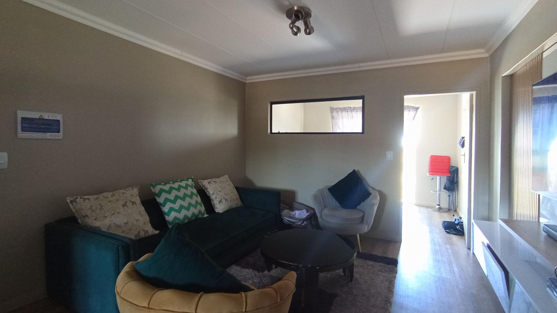 Lounges - 15 square meters of property in Kameeldrift