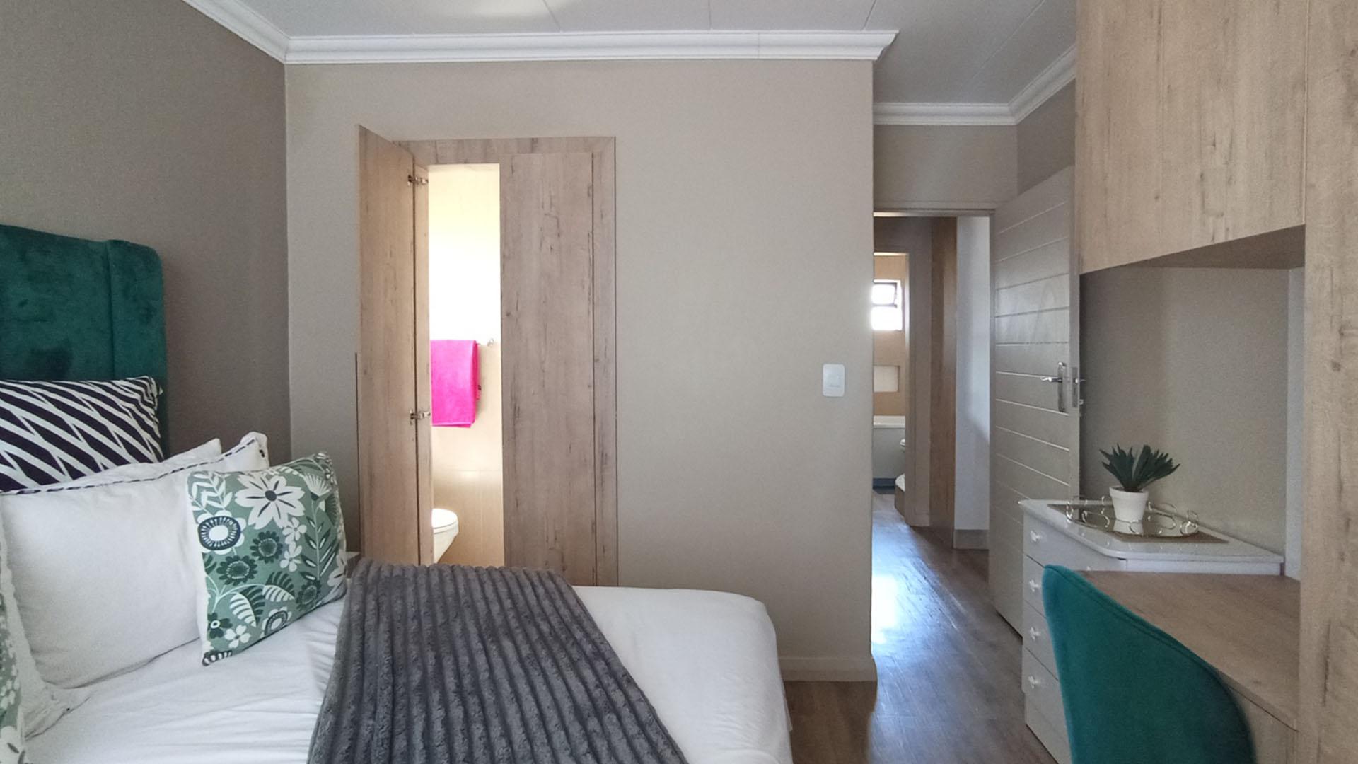 Main Bedroom - 15 square meters of property in Kameeldrift