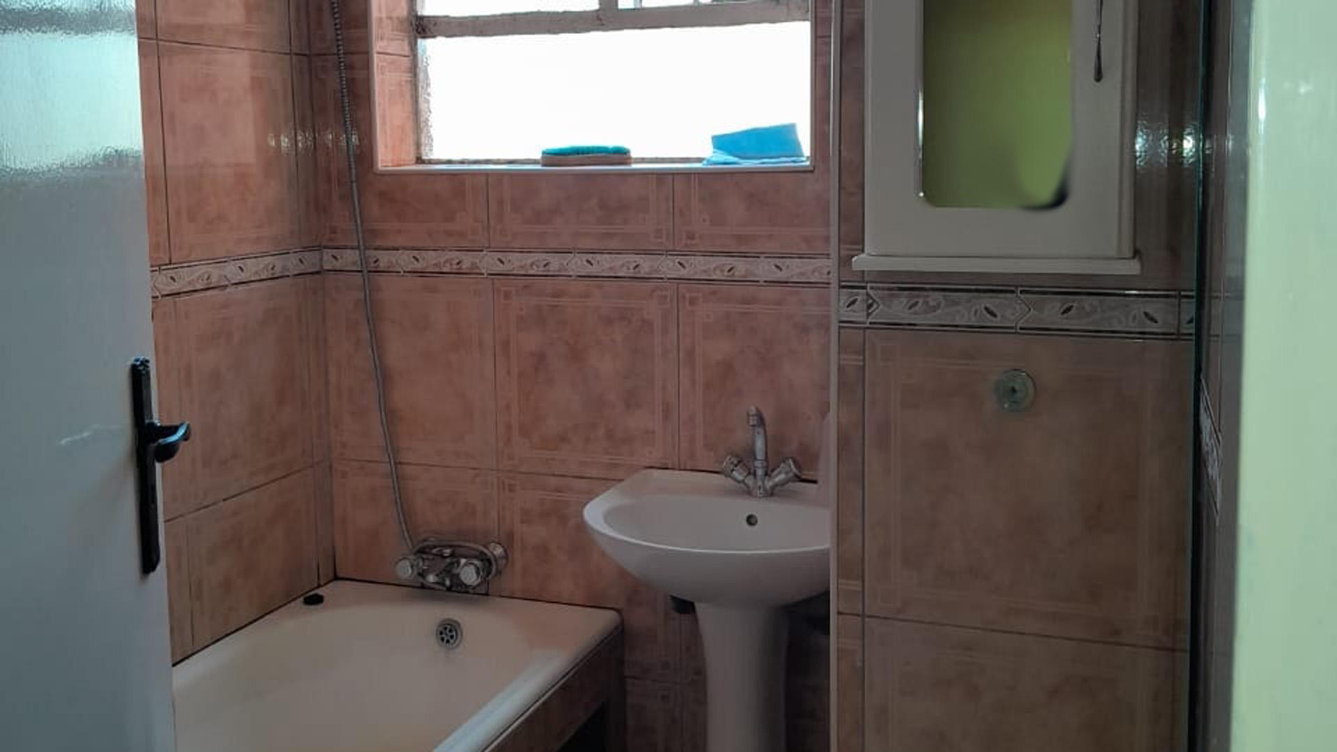 Bathroom 1 of property in Hillbrow