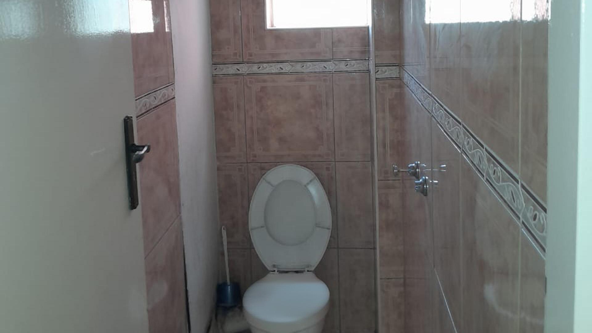 Bathroom 1 of property in Hillbrow