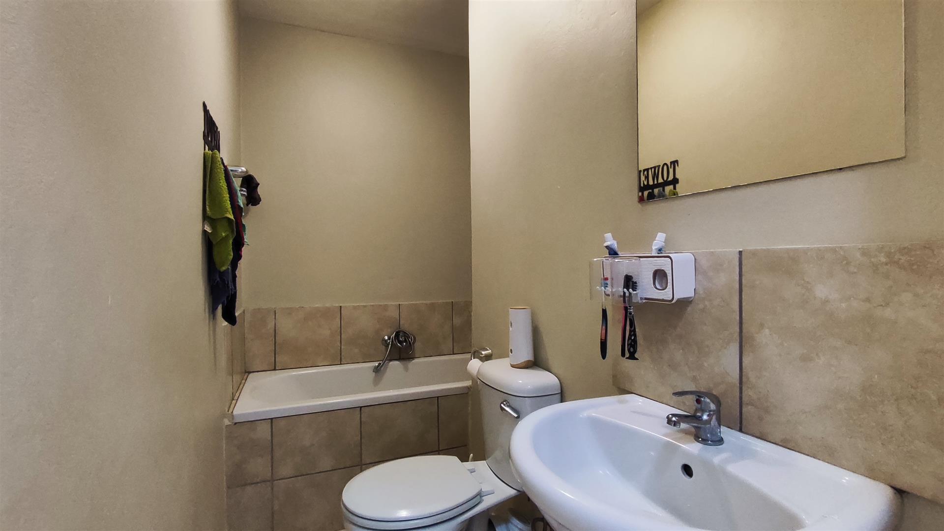 Bathroom 1 - 4 square meters of property in Witfield