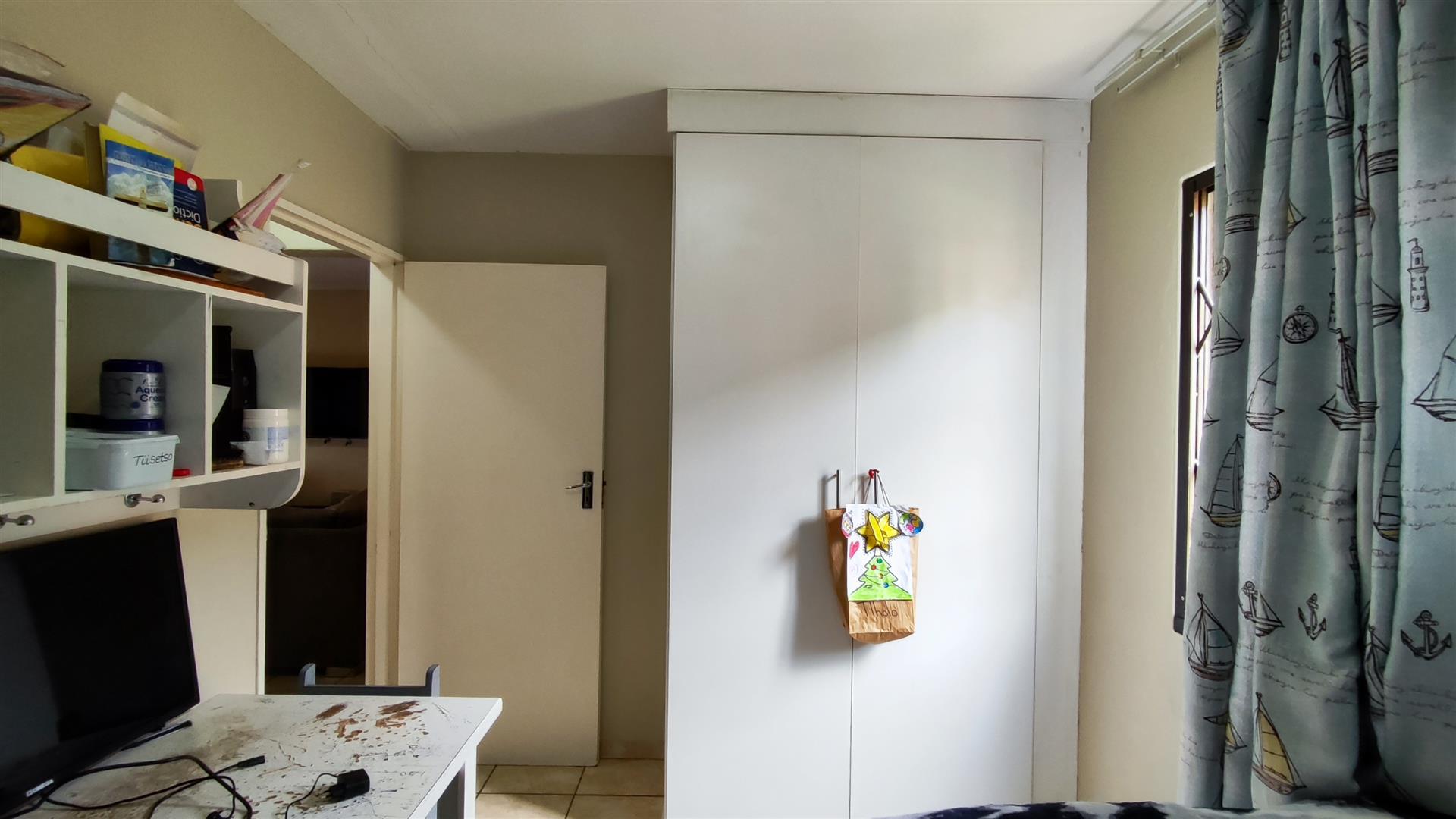 Bed Room 1 - 10 square meters of property in Witfield