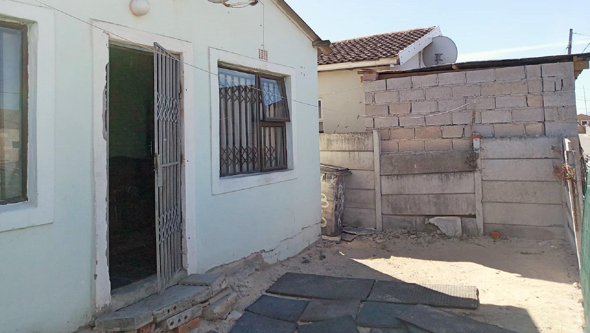 Front View of property in Mandelapark