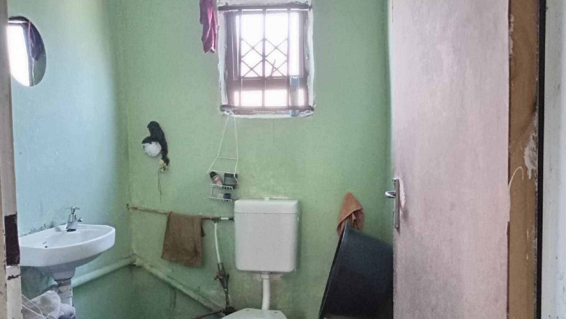 Bathroom 1 of property in Mandelapark